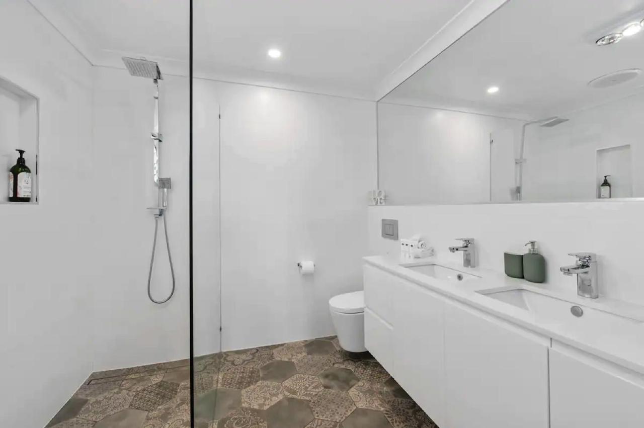 Broadbeach Bungalow - Heated Pool - Sleeps 7 Gold Coast Exterior foto